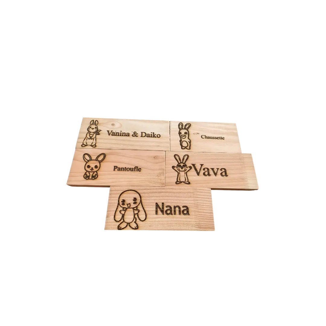 Planchette en bois avec le prénom de votre lapin