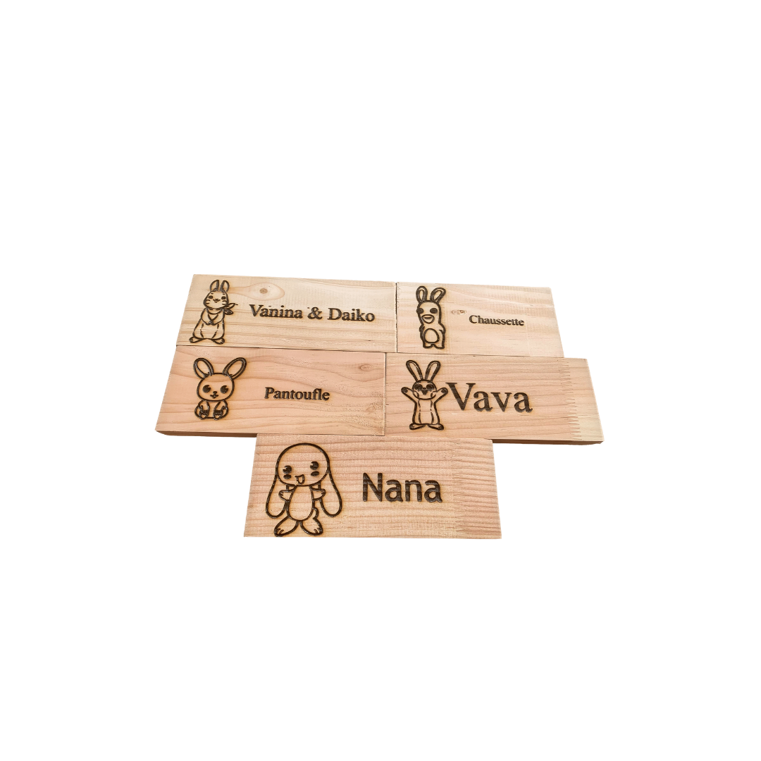 Planchette en bois avec le prénom de votre lapin
